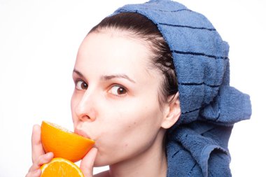 Kafasında havluyla portakallı güzel bir kız.