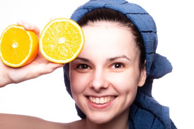 Kafasında havluyla portakallı güzel bir kız.