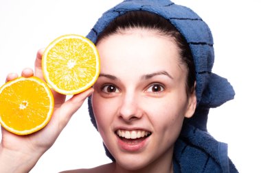 Kafasında havluyla portakallı güzel bir kız.