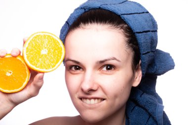 Kafasında havluyla portakallı güzel bir kız.