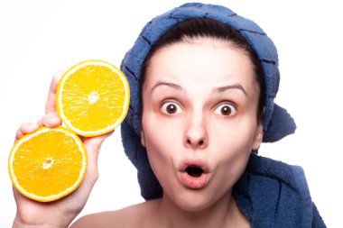 Kafasında havluyla portakallı güzel bir kız.