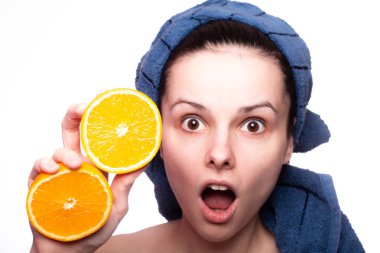 Kafasında havluyla portakallı güzel bir kız.