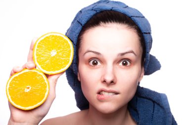 Kafasında havluyla portakallı güzel bir kız.