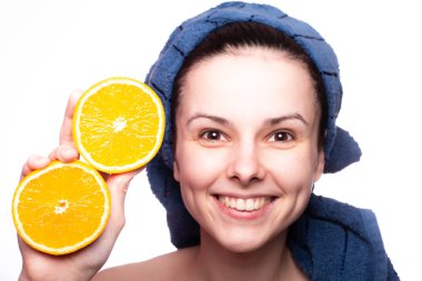 Kafasında havluyla portakallı güzel bir kız.