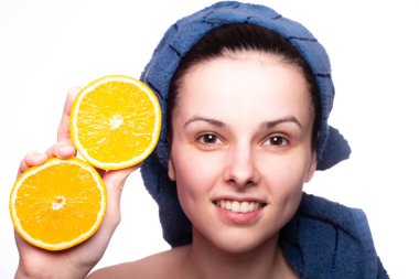 Kafasında havluyla portakallı güzel bir kız.