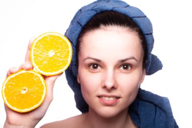 Kafasında havluyla portakallı güzel bir kız.