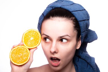 Kafasında havluyla portakallı güzel bir kız.