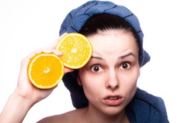 Kafasında havluyla portakallı güzel bir kız.