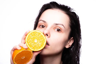 portakal ile güzel genç kız