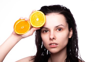 portakal ile güzel genç kız