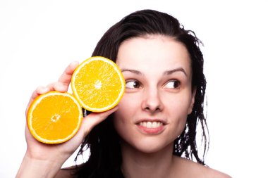 portakal ile güzel genç kız