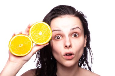 portakal ile güzel genç kız