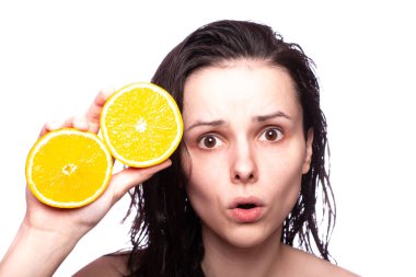 portakal ile güzel genç kız