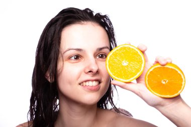 portakal ile güzel genç kız