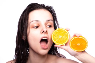 portakal ile güzel genç kız