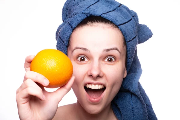 Kafasında havluyla portakallı güzel bir kız.