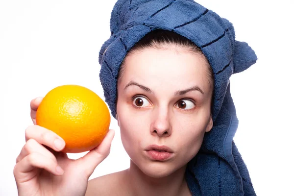 Kafasında havluyla portakallı güzel bir kız.