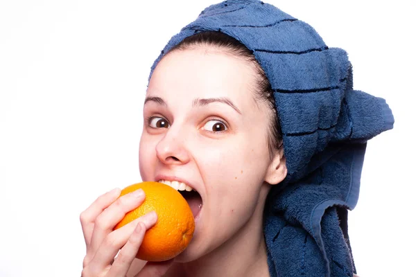 Kafasında havluyla portakallı güzel bir kız.