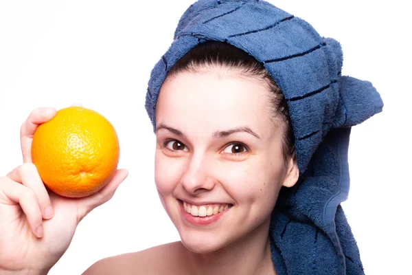 Kafasında havluyla portakallı güzel bir kız.
