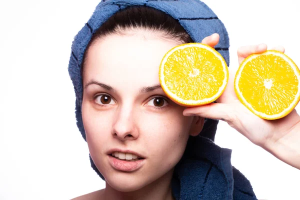 Kafasında havluyla portakallı güzel bir kız.