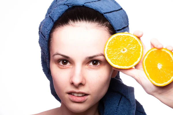Kafasında havluyla portakallı güzel bir kız.