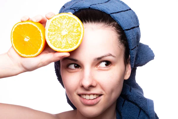 Kafasında havluyla portakallı güzel bir kız.