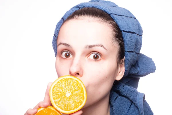 Kafasında havluyla portakallı güzel bir kız.