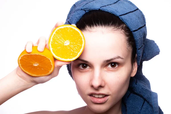 Kafasında havluyla portakallı güzel bir kız.