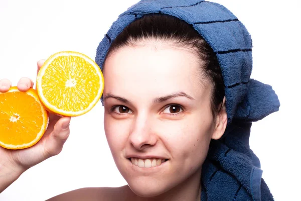 Kafasında havluyla portakallı güzel bir kız.
