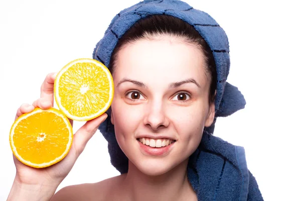 Kafasında havluyla portakallı güzel bir kız.