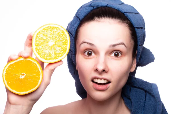 Kafasında havluyla portakallı güzel bir kız.