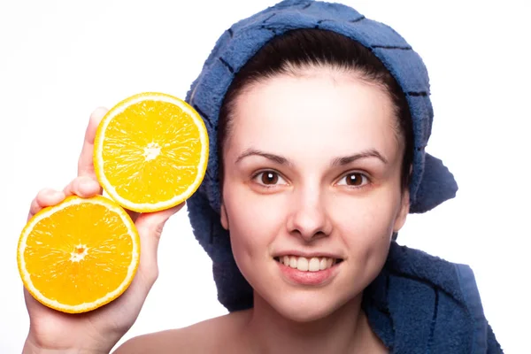 Kafasında havluyla portakallı güzel bir kız.