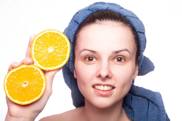 Kafasında havluyla portakallı güzel bir kız.