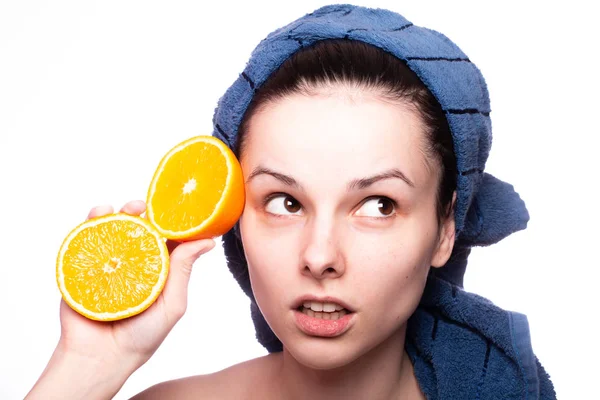 Kafasında havluyla portakallı güzel bir kız.