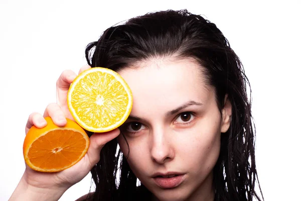 portakal ile güzel genç kız