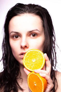 portakal ile güzel genç kız