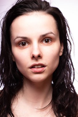    Islak saçlı güzel genç kız