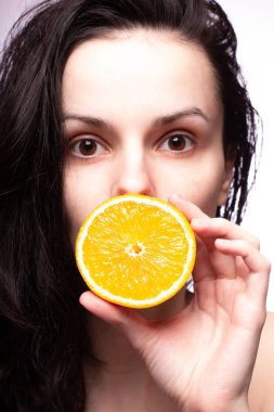 portakal ile güzel genç kız