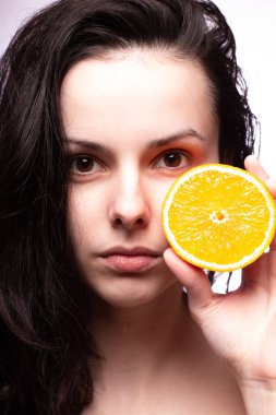 portakal ile güzel genç kız