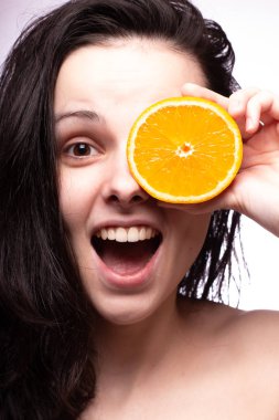 portakal ile güzel genç kız