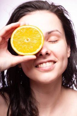 portakal ile güzel genç kız