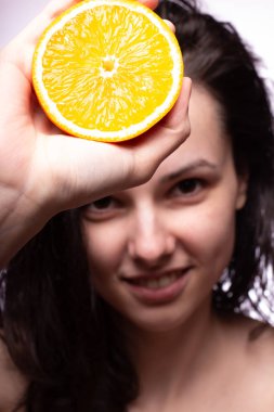 portakal ile güzel genç kız