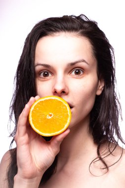 portakal ile güzel genç kız