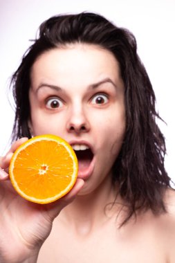 portakal ile güzel genç kız