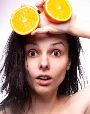 portakal ile güzel genç kız