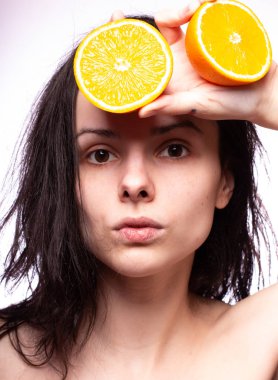 portakal ile güzel genç kız