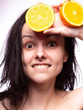 portakal ile güzel genç kız