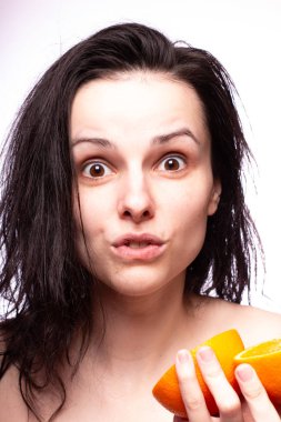 portakal ile güzel genç kız