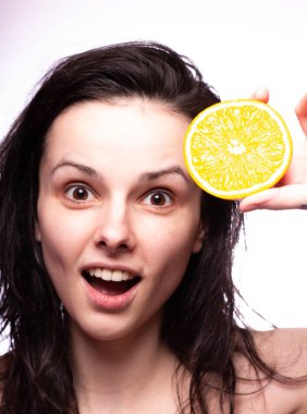 portakal ile güzel genç kız