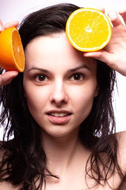 portakal ile güzel genç kız